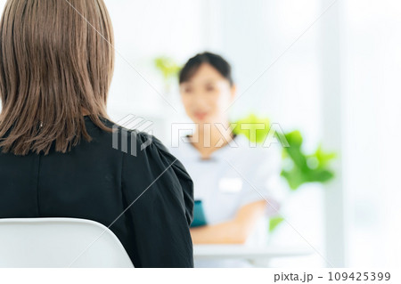 診察を受ける女性患者 109425399