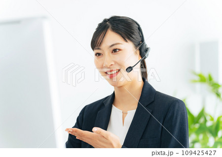 電話応対する女性オペレーター　コールセンター　カスタマーサポート 109425427