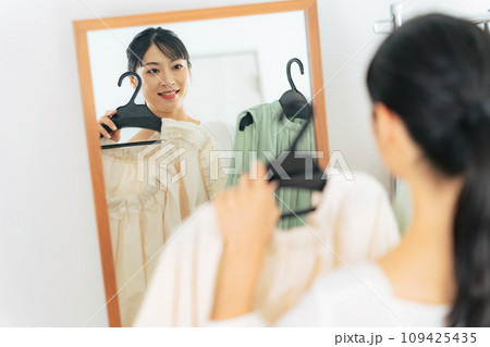 アパレルショップで洋服を選ぶ女性 109425435