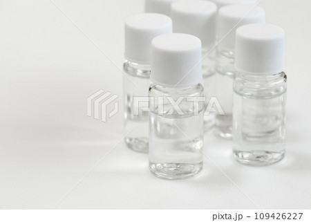 白い背景の透明な液体が入ったサンプル用プラスチック製ミニボトル 白い背景の透明な液体が入ったサンプル用プラスチック製ミニボトル 109426227