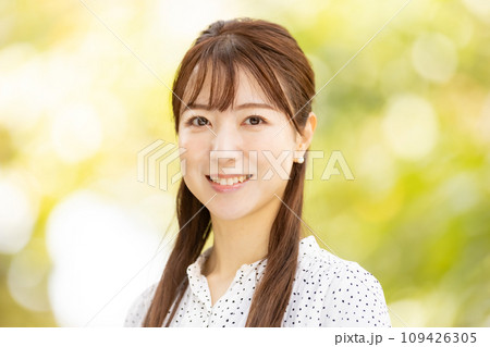 女性　黄葉　ポートレート 109426305