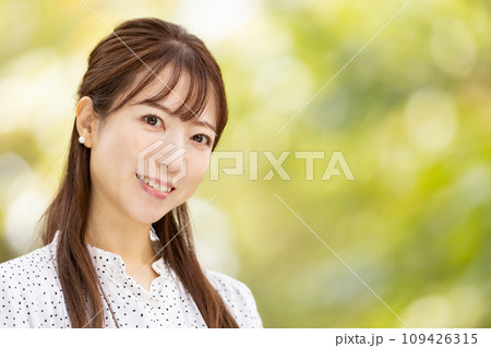 女性　黄葉　ポートレート 109426315