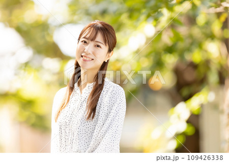 女性 黄葉 ポートレート 女性 黄葉 ポートレート 109426338