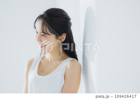 白いワンピースの女性 白いワンピースの女性 109426417