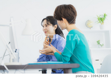 2人のビジネスウーマン 2人のビジネスウーマン 109426435