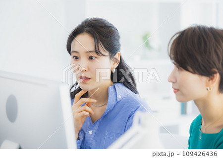 2人のビジネスウーマン 109426436