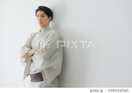 着物を着た男性　 109426560
