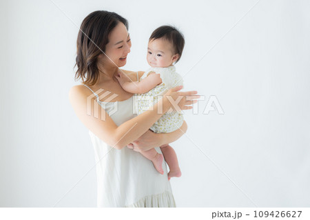赤ちゃんを抱く女性 赤ちゃんを抱く女性 109426627