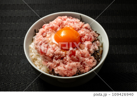 ネギトロ海鮮丼 卵黄乗せ どんぶり 俯瞰 黒背景 ネギトロ海鮮丼 卵黄乗せ どんぶり 俯瞰 黒背景 109426940