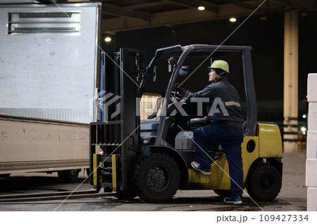 フォークリフト乗る男性 109427334