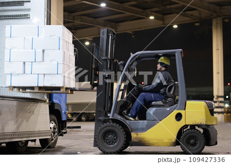 フォークリフト乗る男性 109427336