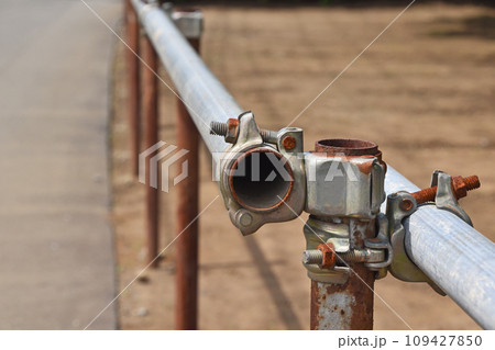 ガードレールがわりの単管と錆び付いたクランプ ガードレールがわりの単管と錆び付いたクランプ 109427850