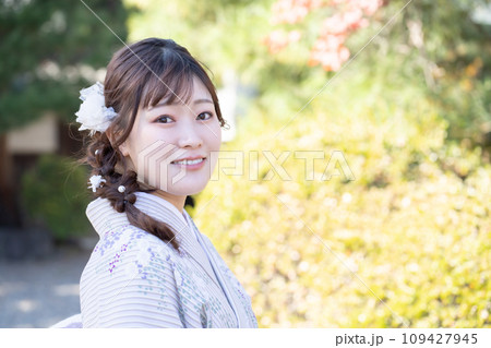着物で街歩きをする若い女性 着物で街歩きをする若い女性 109427945
