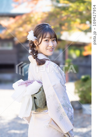 着物で街歩きをする若い女性 着物で街歩きをする若い女性 109427954