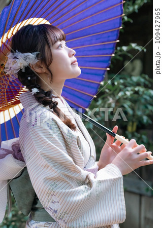 和傘を持って着物女性のポートレート　 109427965