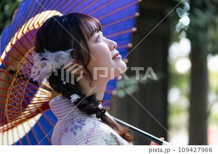 和傘を持って着物女性のポートレート 和傘を持って着物女性のポートレート 109427966