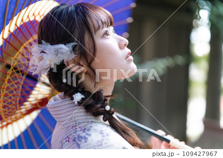 和傘を持って着物女性のポートレート 和傘を持って着物女性のポートレート 109427967