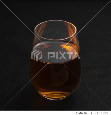 ブランデーグラス ガラス 黒背景 俯瞰 ブランデーグラス ガラス 黒背景 俯瞰 109427969