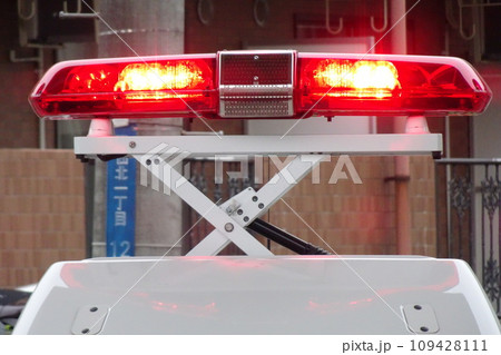 日本のパトカー　昇降機付きのパトランプ 109428111