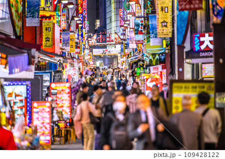 日本の東京都市景観 11月。賑わうアメ横と並行する上中…脱コロナ＝22日 109428122