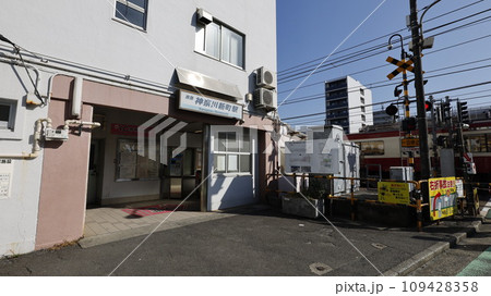 京浜急行の神奈川新町駅（横浜市）の西口改札口 109428358