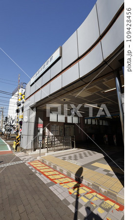 京浜急行の神奈川新町駅（横浜市）の中央口改札口 109428456