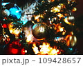 金色に輝くクリスマスツリー 109428657