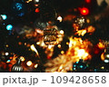 ゴールドのプレゼントが飾られたクリスマスツリー 109428658
