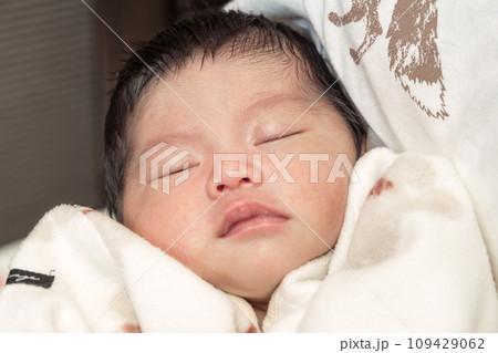 【新生児の赤ちゃんを抱く】 109429062