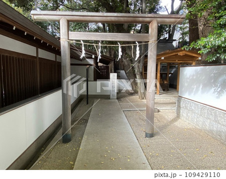 【神社・仏閣】東京都港区「乃木神社」内にある「正松神社」（鳥居） 109429110