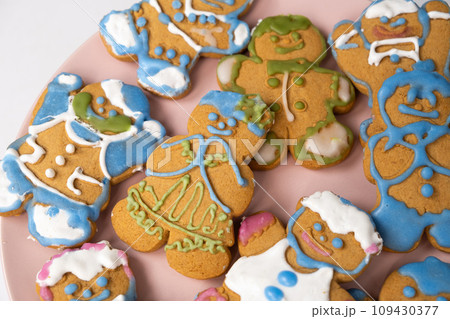 Christmas gingerbread in the shape of men decorated with colorful icing, top view Christmas gingerbread in the shape of men decorated with colorful icing, top view 109430377
