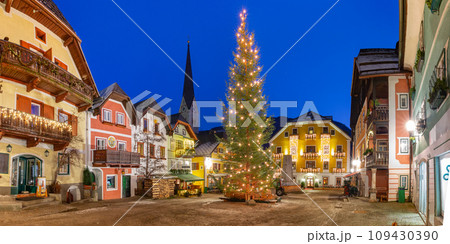 Christmas Market Square of Hallstatt, Austria 109430390