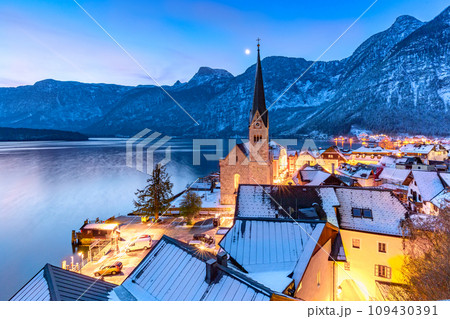 Hallstatt lake at sunrise, Austria 109430391