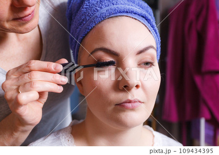 Woman getting her make up done by expert 109434395