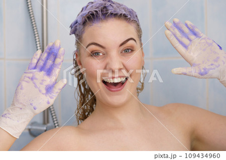 Woman applying toner shampoo on her hair Woman applying toner shampoo on her hair 109434960