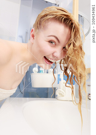 Woman having wet blonde hair 109434961