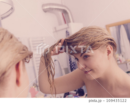 Woman with wet blonde hair 109435122
