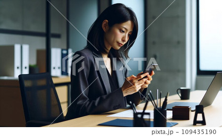 仕事中にスマホを使う女性　（AI生成） 109435190
