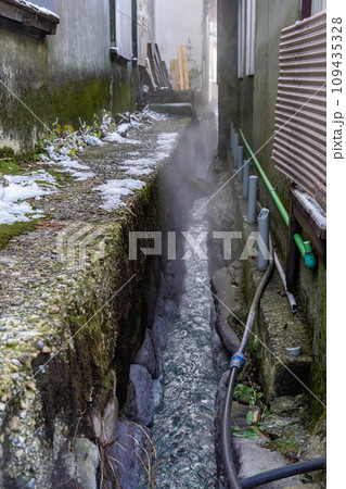 温泉の流れる用水路 温泉の流れる用水路 109435328