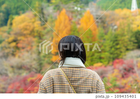 休日に紅葉をめぐる成人女性 紅葉の観光地を巡る女性 休日に紅葉をめぐる成人女性 紅葉の観光地を巡る女性 109435401
