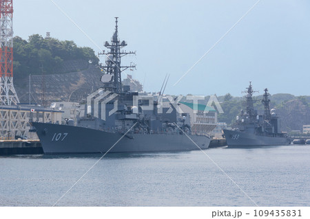 停泊する海上自衛隊護衛艦いかづち&ゆうぎり 109435831