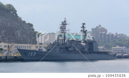 停泊する海上自衛隊護衛艦ゆうぎり 109435836