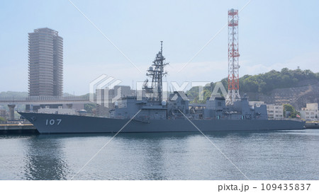 停泊する海上自衛隊護衛艦いかづち 109435837