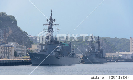 停泊する海上自衛隊護衛艦いかづち&ゆうぎり 109435842