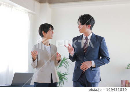 同僚に問い掛けるビジネスマン1 109435850