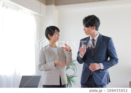大きさを身振りを交え説明するビジネスウーマン1 大きさを身振りを交え説明するビジネスウーマン1 109435852