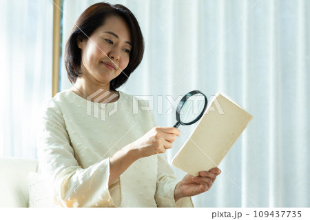 本を読む女性 109437735