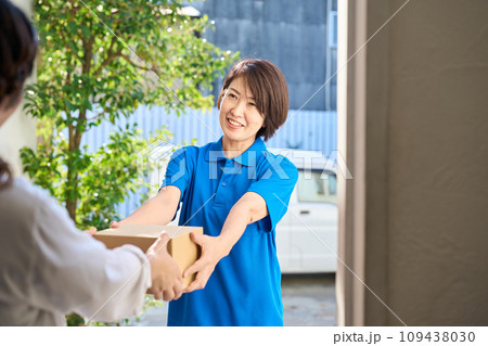 配送スタッフの女性 109438030