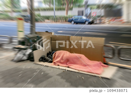 歩道上に置かれたホームレスの荷物とホームレス 歩道上に置かれたホームレスの荷物とホームレス 109438071