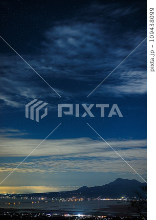 雲仙普賢岳と街明かりを見渡す星景 109438099